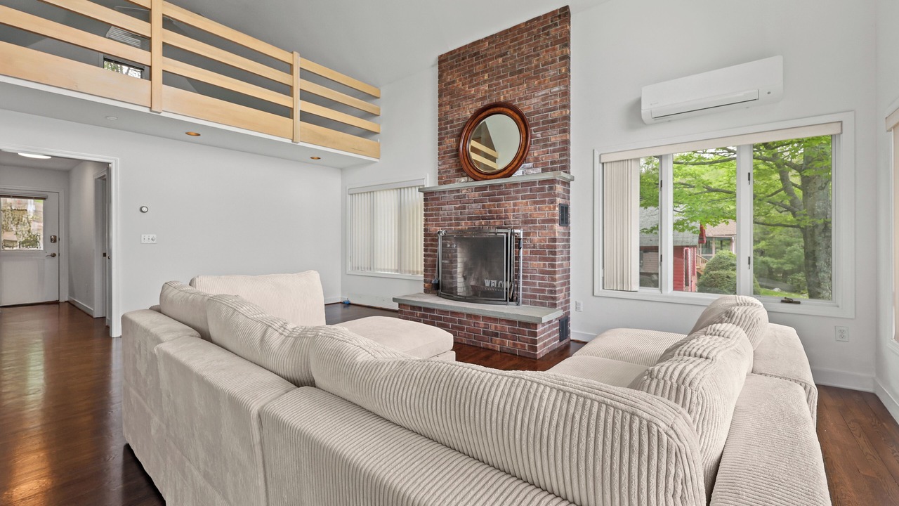 Photo of Livingroom in West Hill Lake