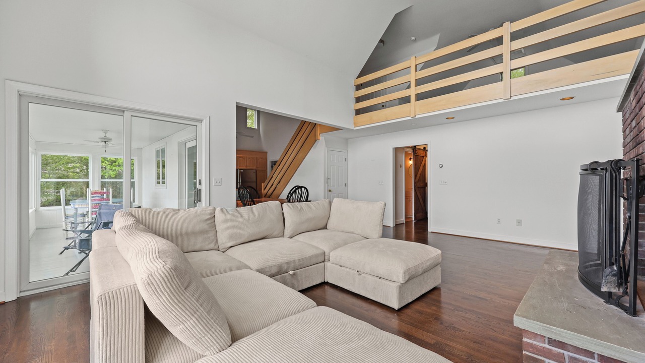 Photo of Livingroom in West Hill Lake