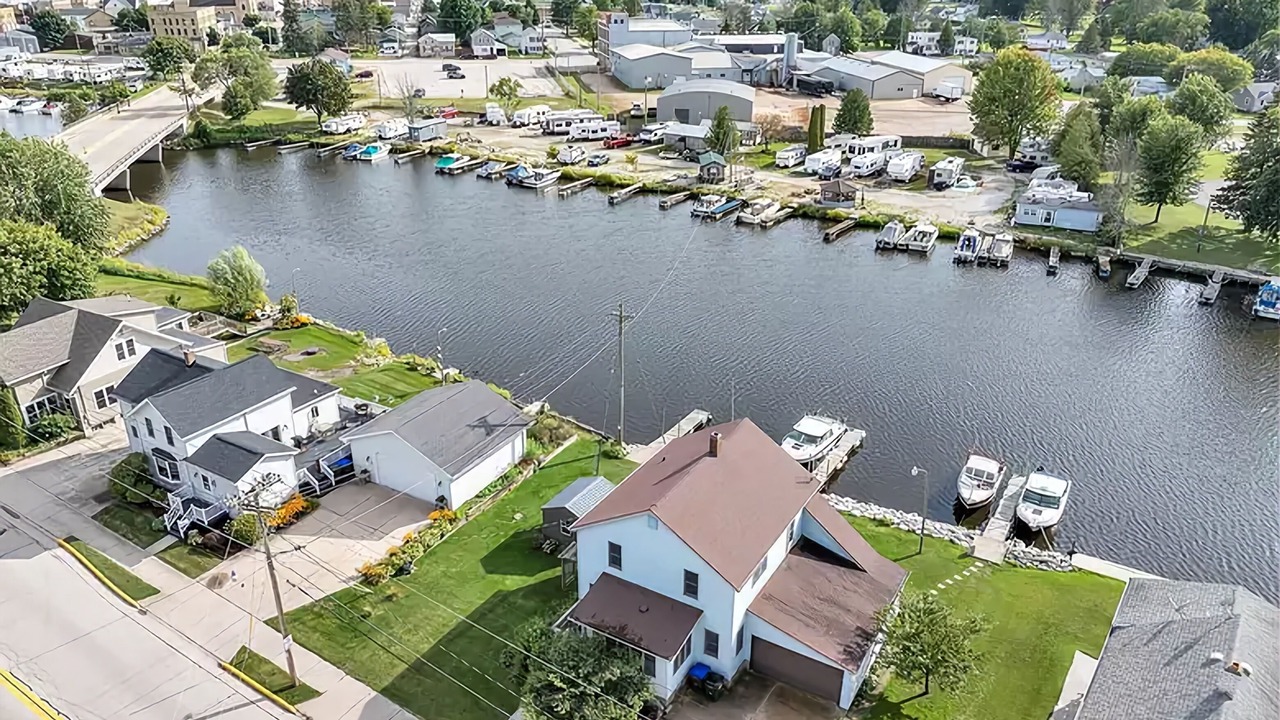 Photo of Others in Algoma