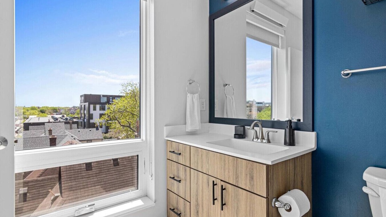 Photo of Bathroom in Lyn-Lake
