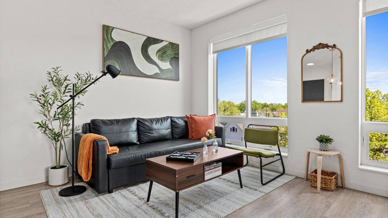 Photo of Bedroom in Lyn-Lake