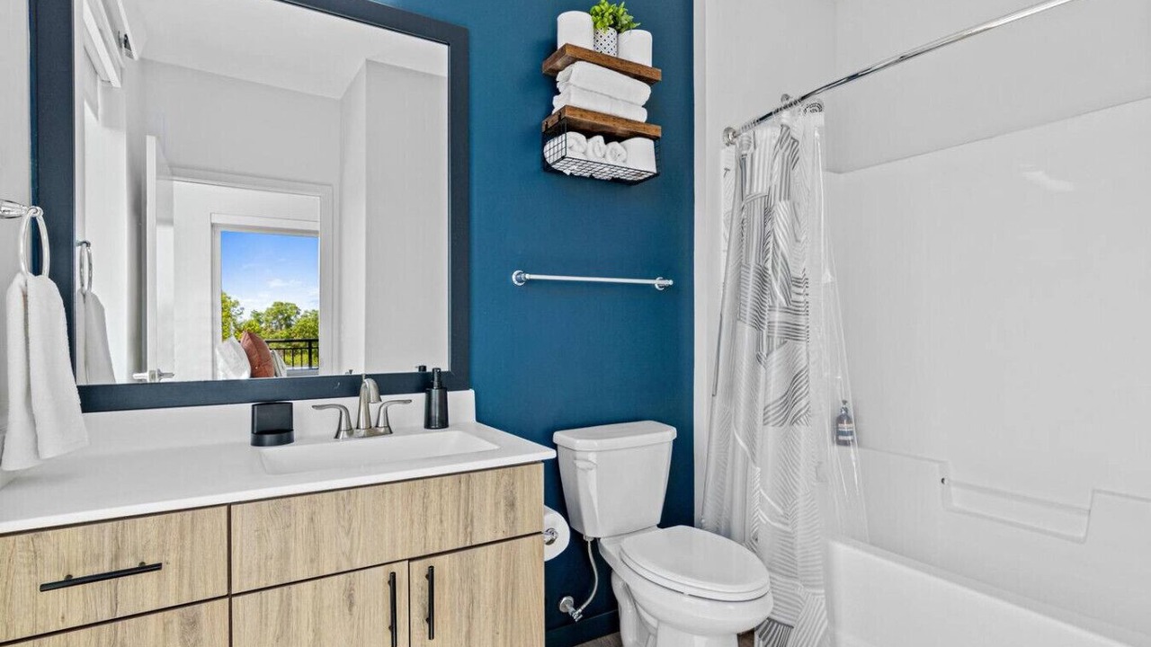Photo of Bathroom in Lyn-Lake
