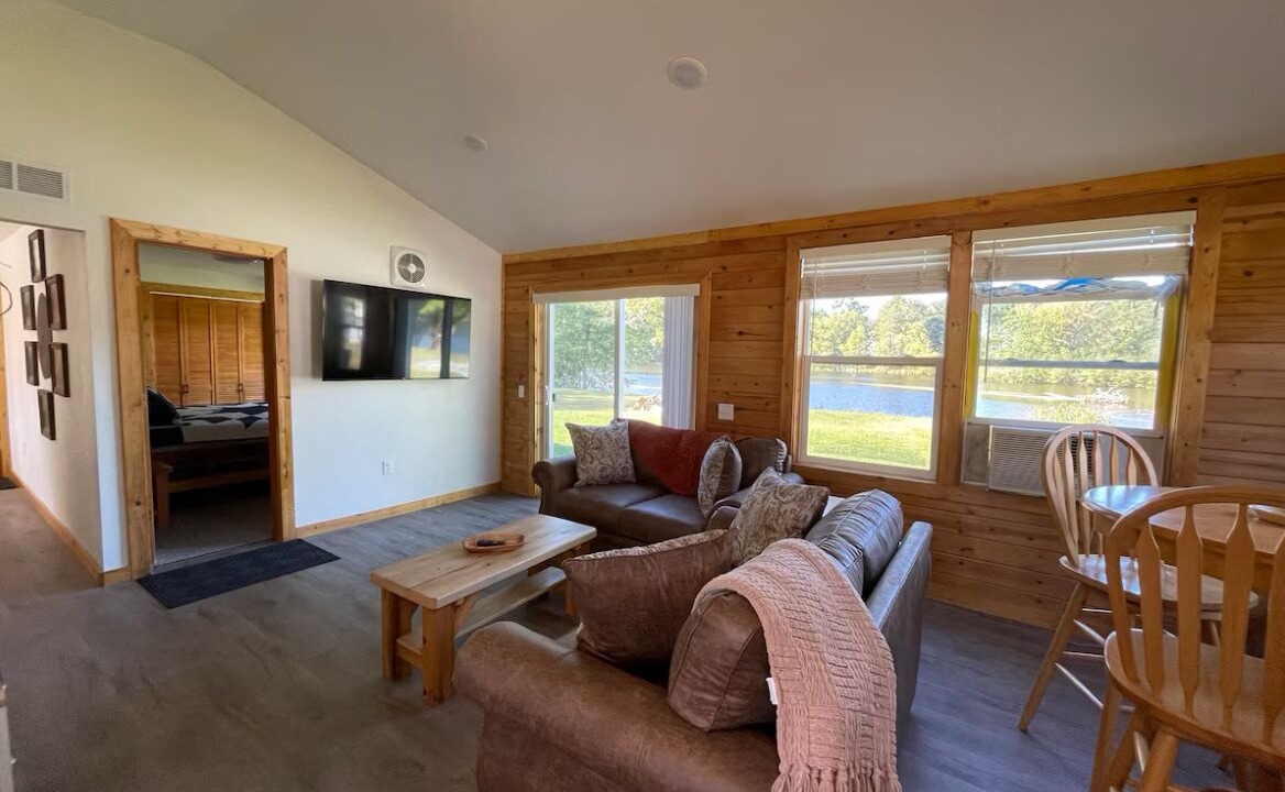 Photo of Livingroom in Jim Falls