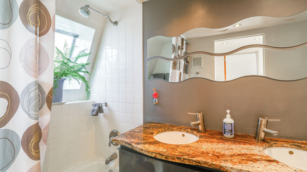 Photo of Bathroom in Canoncito