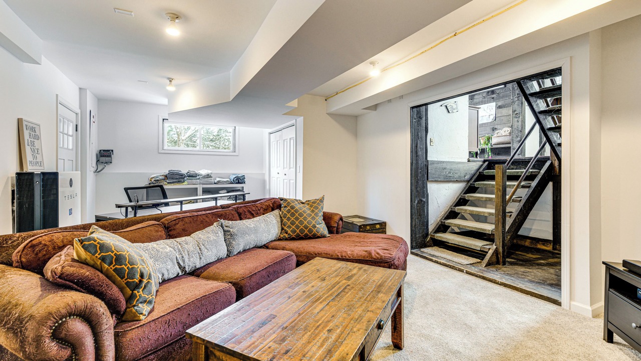 Photo of Livingroom in Roxbury