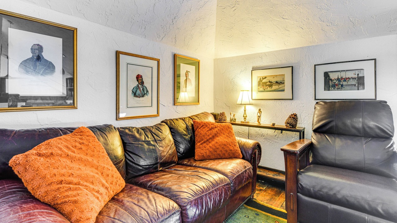 Photo of Livingroom in Roxbury