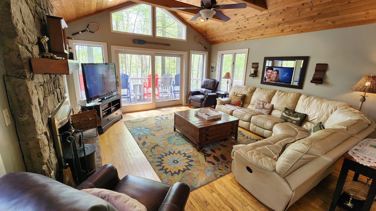 Photo of Livingroom in McHenry