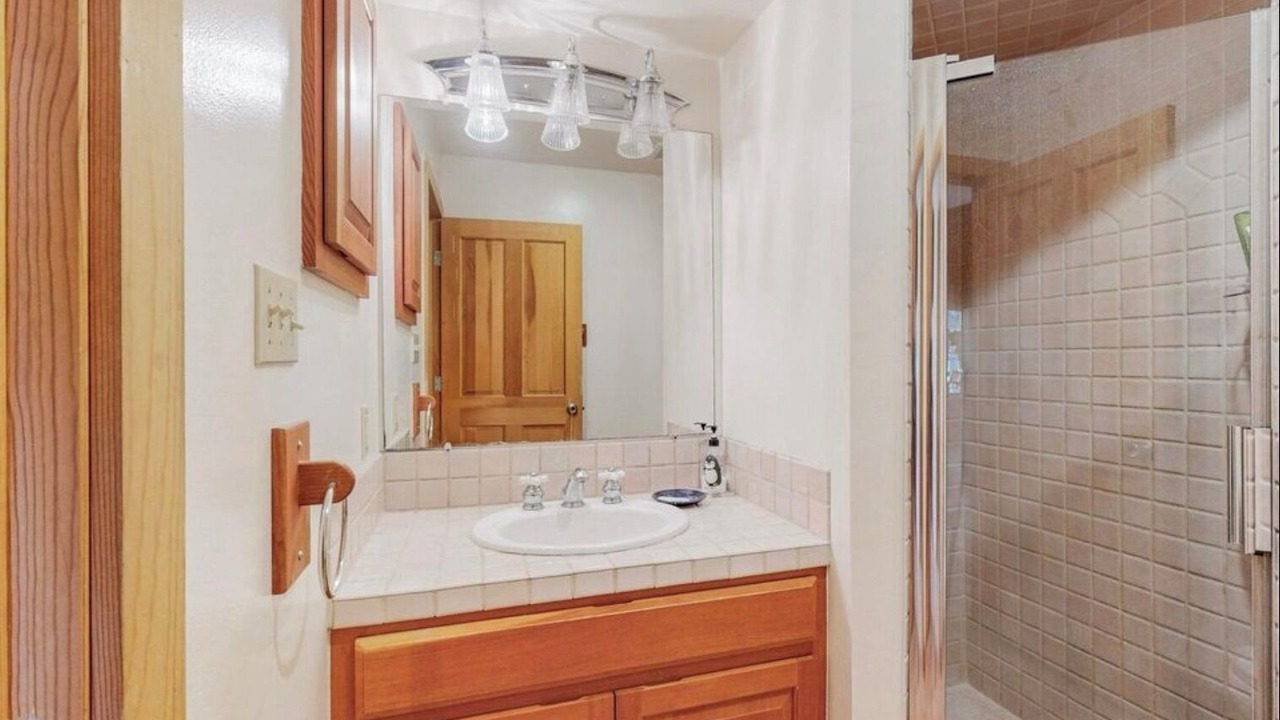 Photo of Bathroom in Canoncito