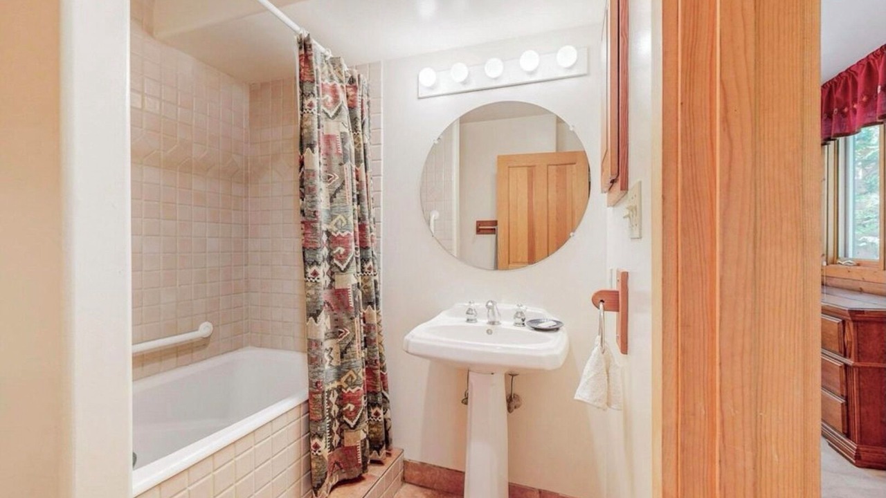 Photo of Bathroom in Canoncito