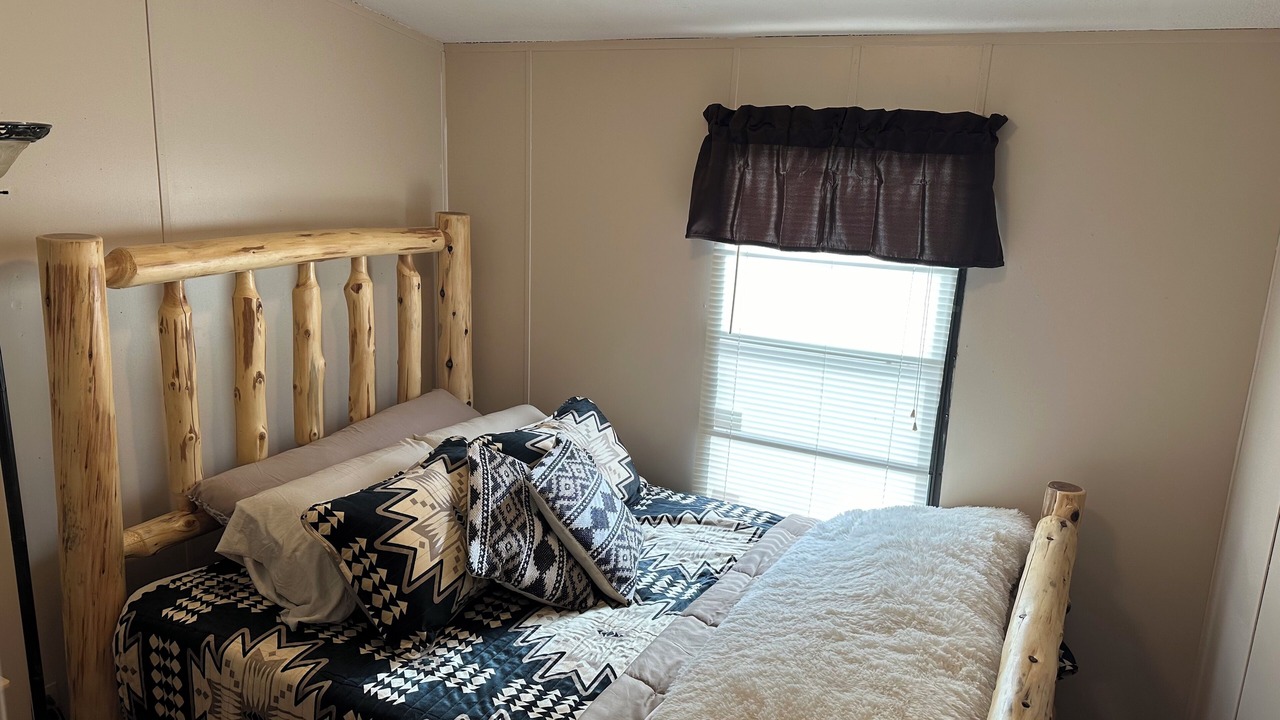 Photo of Bedroom in Navajo Dam