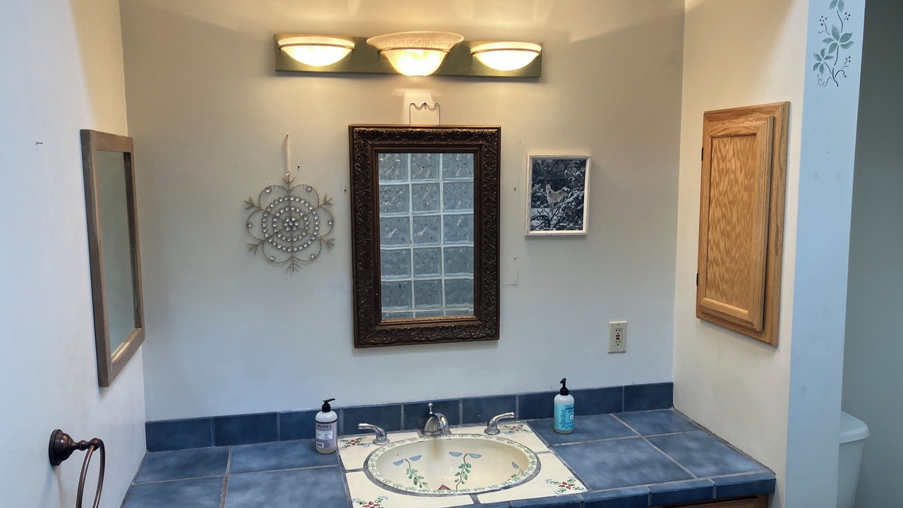 Photo of Bathroom in Canoncito