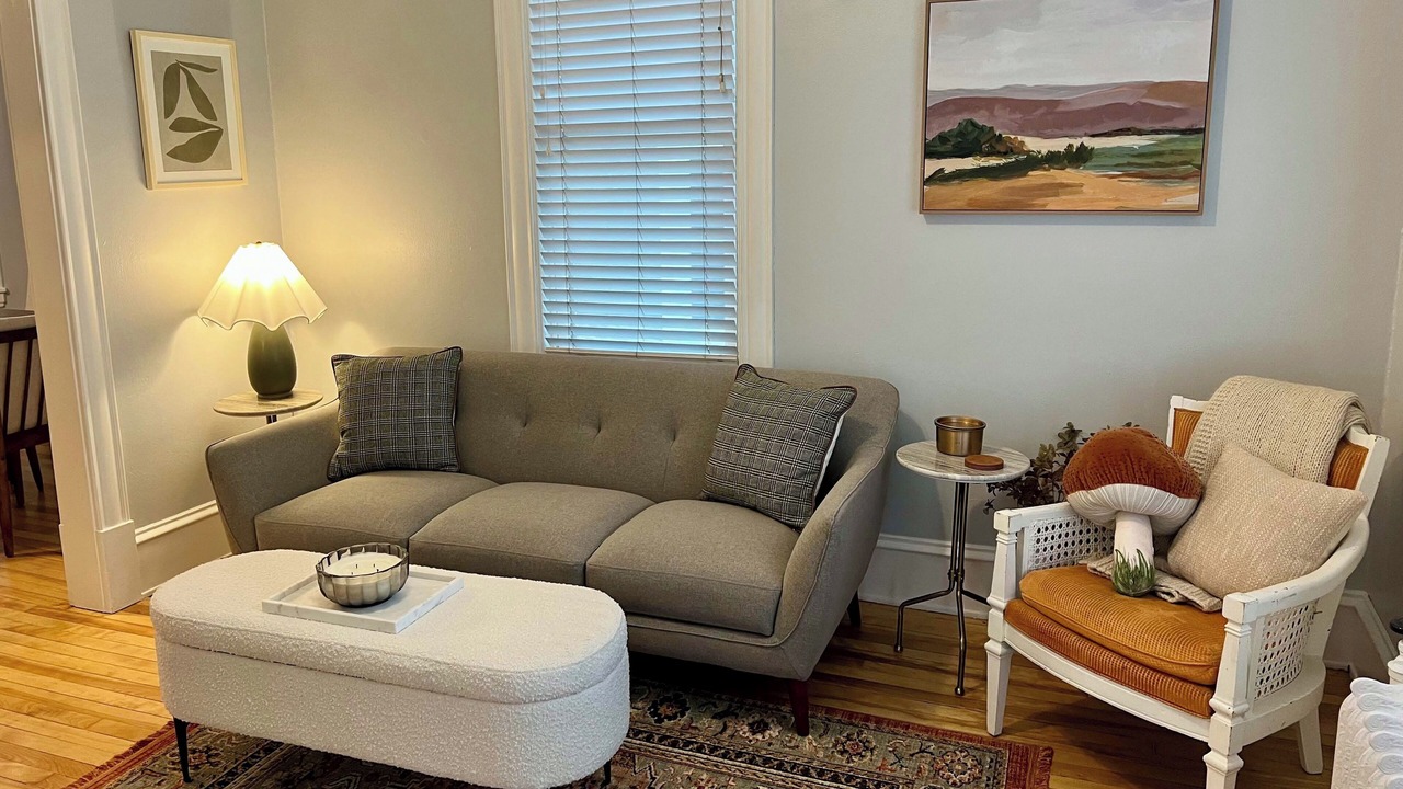 Photo of Livingroom in Summit - University