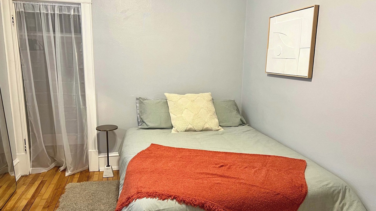 Photo of Bedroom in Summit - University