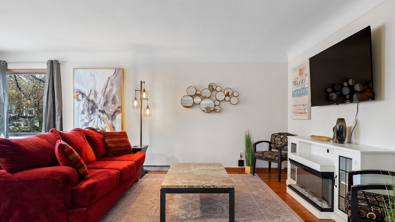 Photo of Livingroom in Summit - University