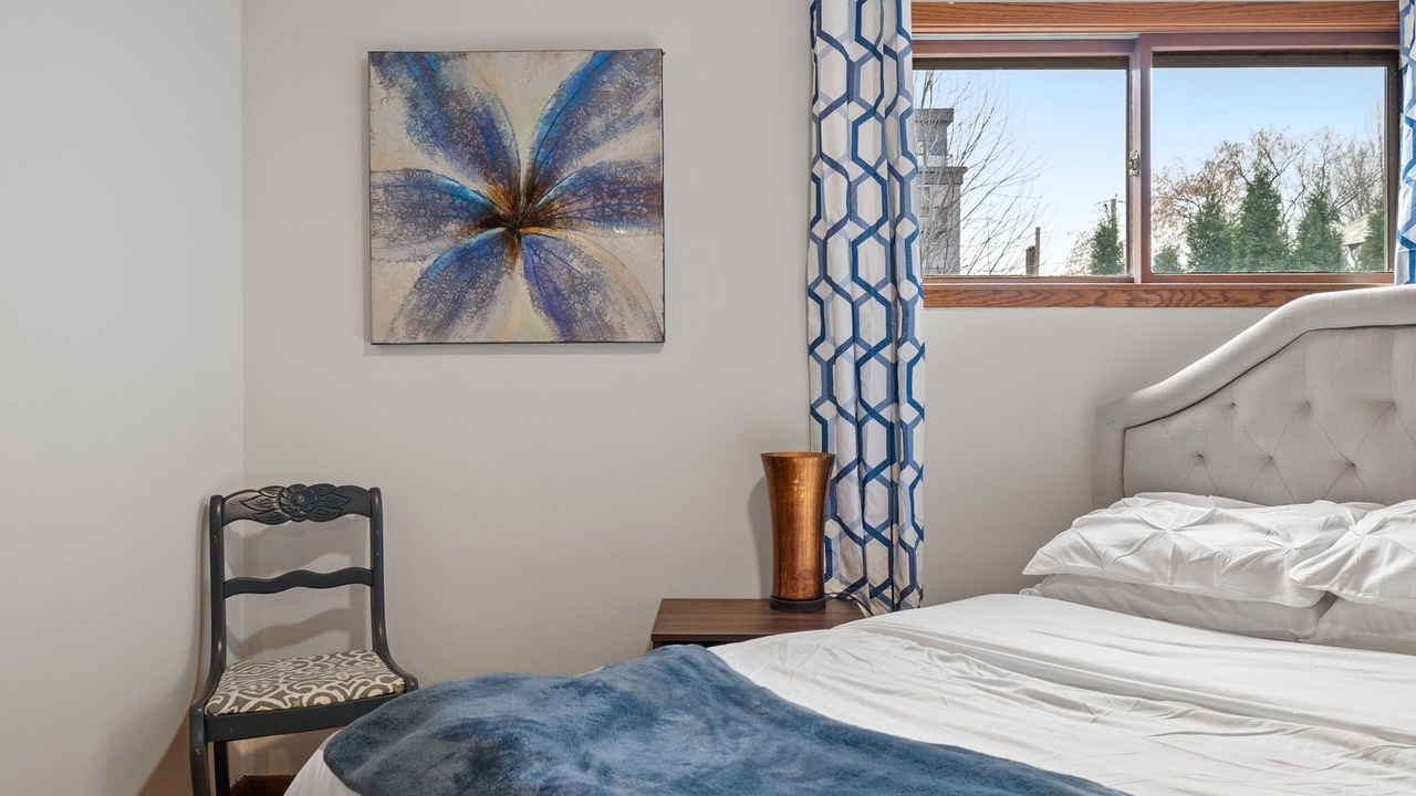 Photo of Bedroom in Summit - University
