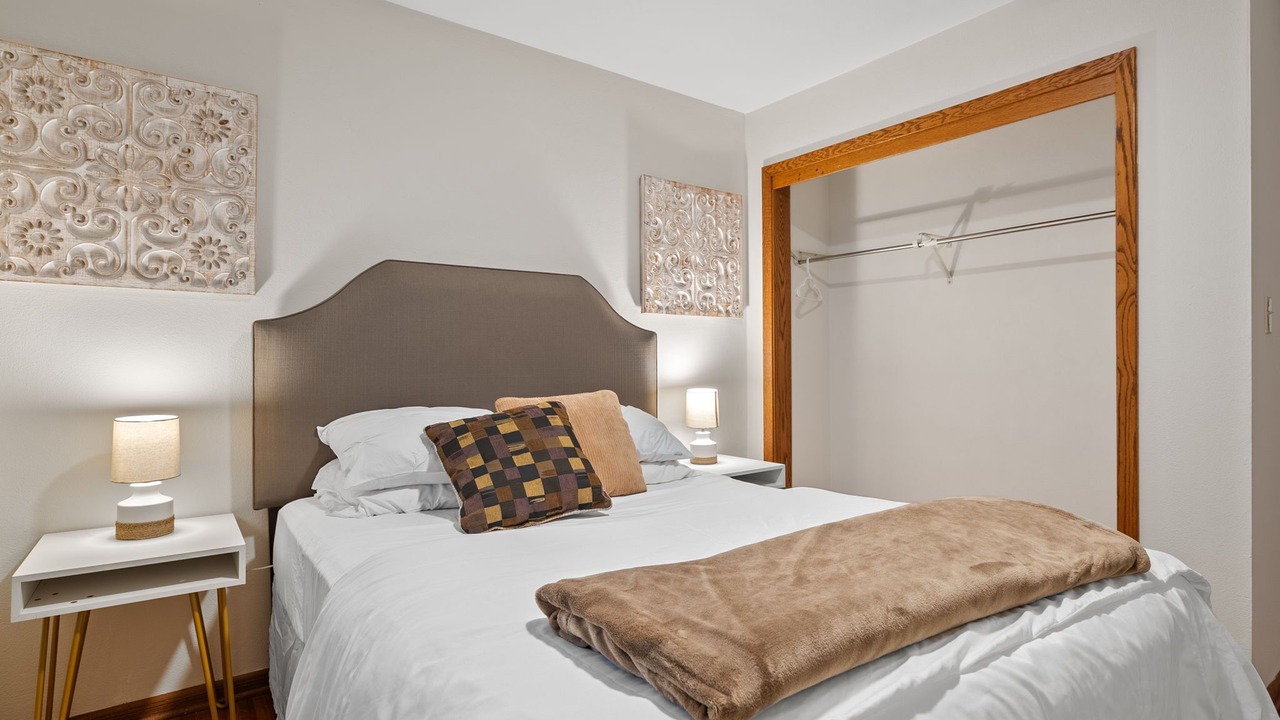 Photo of Bedroom in Summit - University