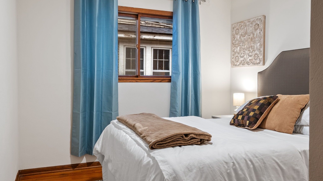 Photo of Bedroom in Summit - University