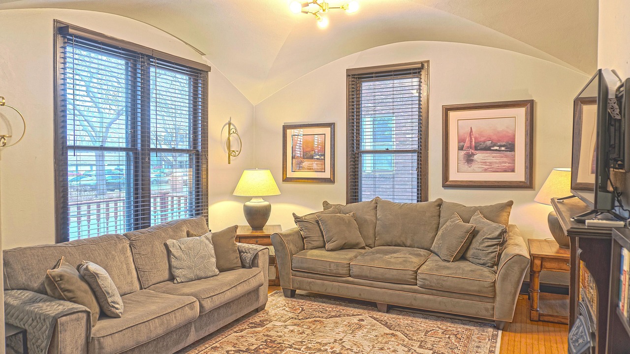 Photo of Livingroom in Summit - University