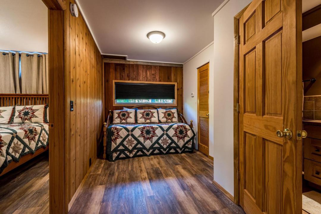 Photo of Bedroom in Helmsburg