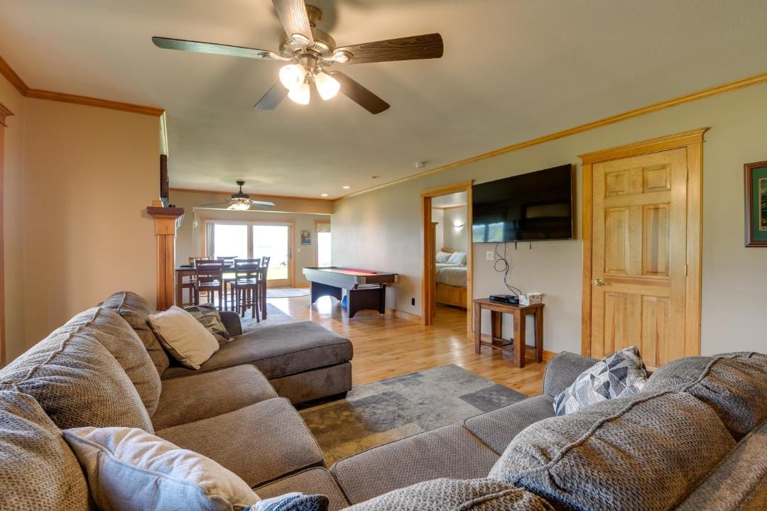Photo of Livingroom in Newport Center