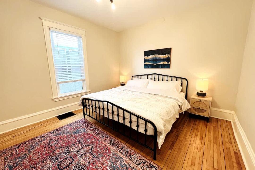 Photo of Bedroom in Lyn-Lake