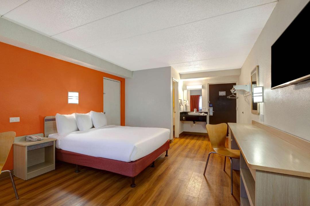 Photo of Bedroom in Lakeville