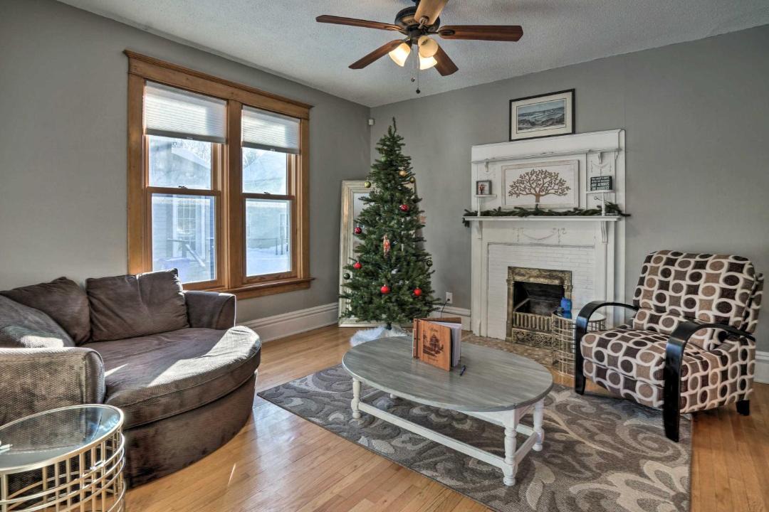 Photo of Livingroom in Summit - University