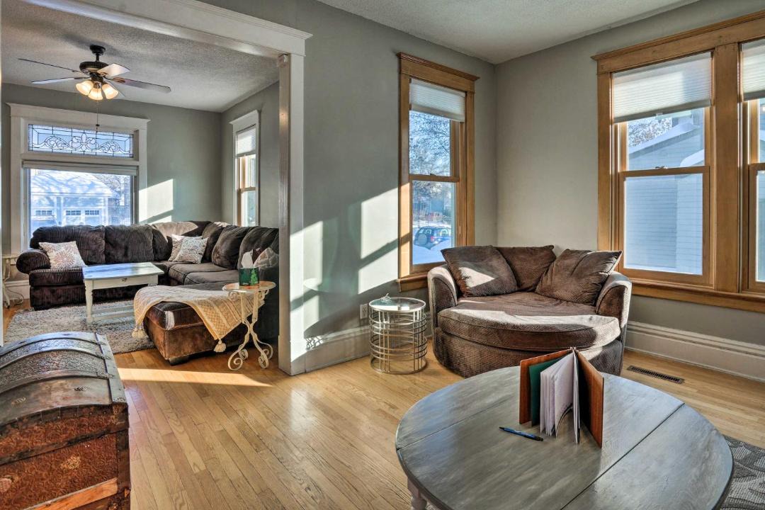 Photo of Livingroom in Summit - University