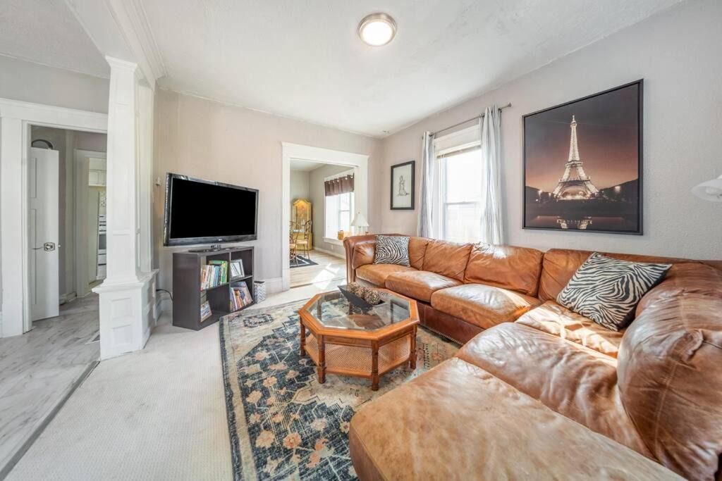 Photo of Livingroom in Akron