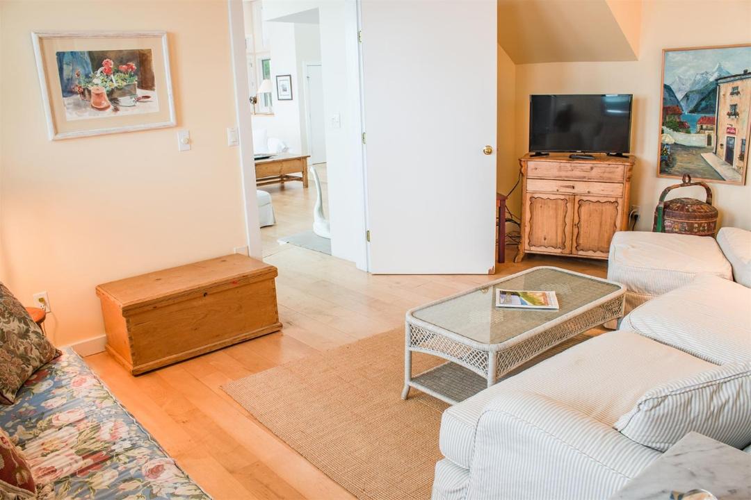 Photo of Livingroom in Grand Beach