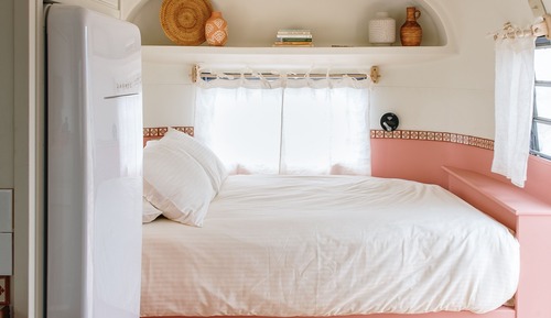 Room (Louise 22; 1967 Avion)