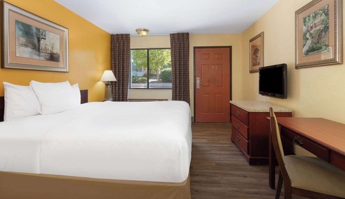 Deluxe Room, 1 Queen Bed, Non Smoking