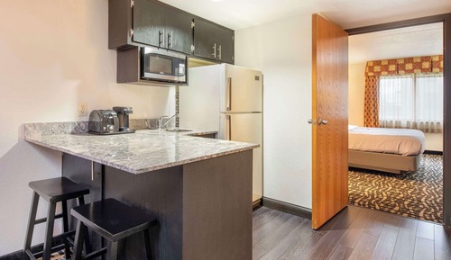 Business Suite, 1 King Bed with Sofa bed, Non Smoking (1st Floor)