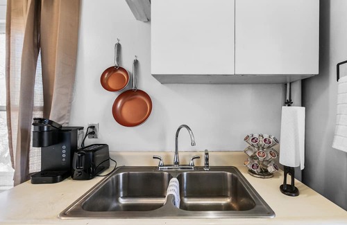 Flint Apartment | Snuggle-in-the-Jungle: Pet friendly + Smart TV + close to everything in Flint!