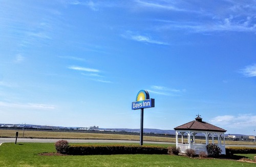 Windsor Locks Hotel | Days Inn by Wyndham Windsor Locks / Bradley Intl Airport