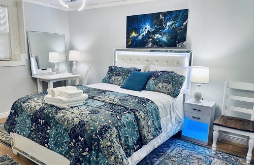 Maplewood House | Beautiful 6 bedroom house by Maplewood Mall