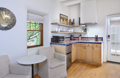 Historic Eastside Bed & Breakfast | Dos Hermanas Casita 8 | Cozy Downtown | Studio