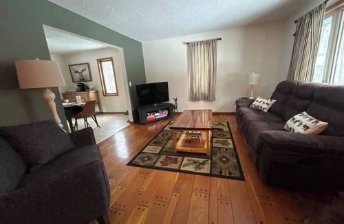 Big Lake House | Merry Moose Lodge - Pets Welcome