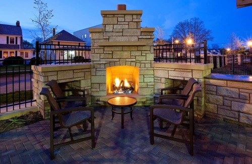 Kutzky Park House | Enjoy our Spacious Suites with Fully Equipped Kitchen and a Free Hot Breakfast!