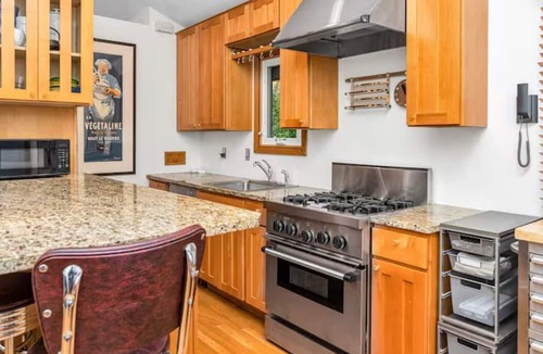 Cedar-Isles-Dean House | Uptown mpls 4-bedroom house near lakes and downtown mpls!