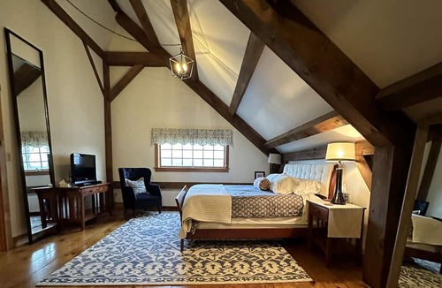 Fairfax Bed & Breakfast | Vermont Inn at Grace Farm Private and Spacious King bed & En suite bath. Eclipse
