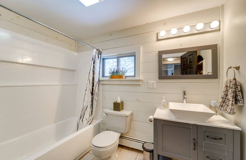 Malone Cottage | Farmhouse Cottage w/ Hot Tub, Near Titus Mountain!