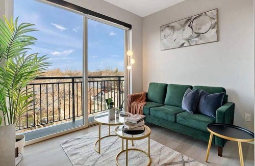 St. Anthony West Apartment | 1BD with Gym & Free Parking By Target Field, Pet Friendly