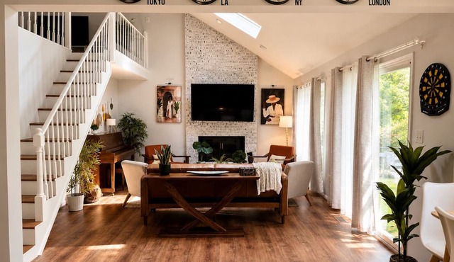 Spacious 6BR Retreat Sleeps 12+ Near DC